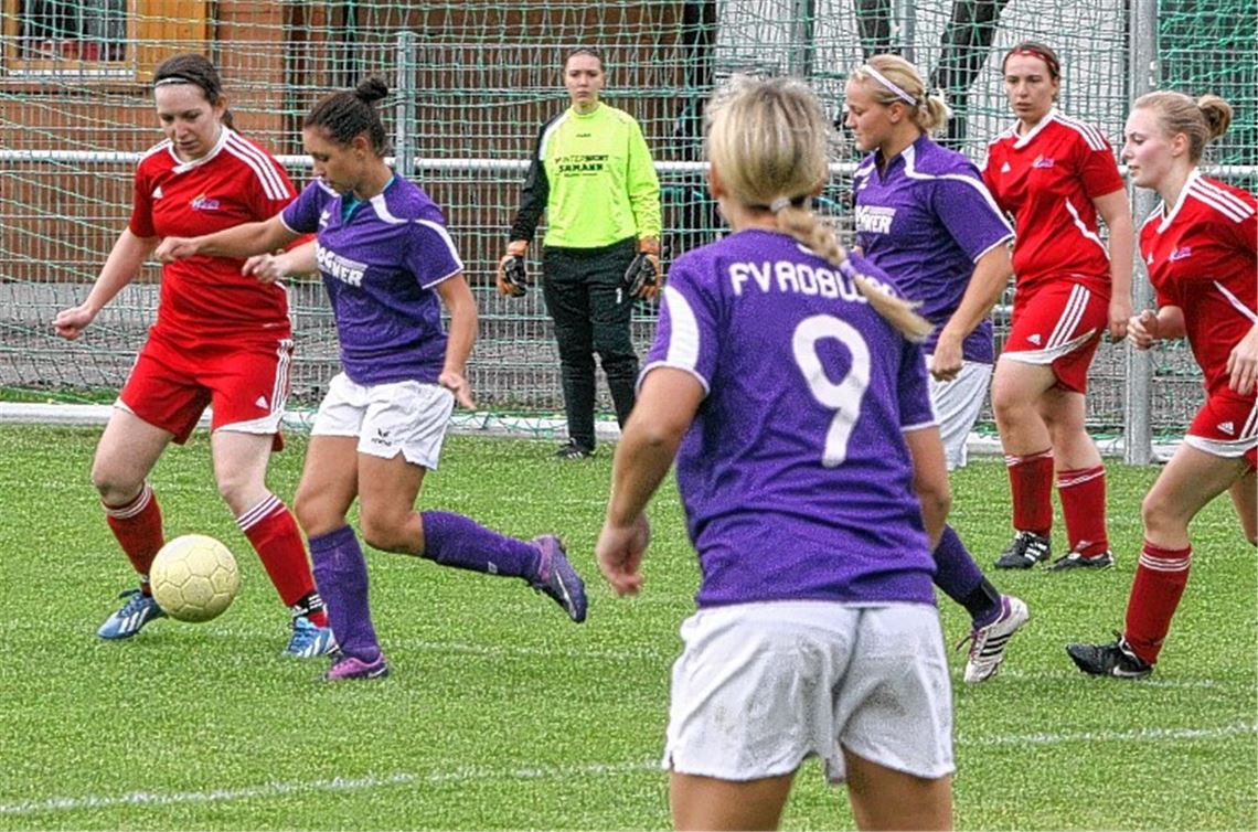Ersatzgeschwächt und in Unterzahl: Die Großglattbacher Fußballfrauen mit der gestern starken Melanie Stricker (li.) am Ball stehen beim FV Roßwag unter Dauerdruck. Fotos: Eigner