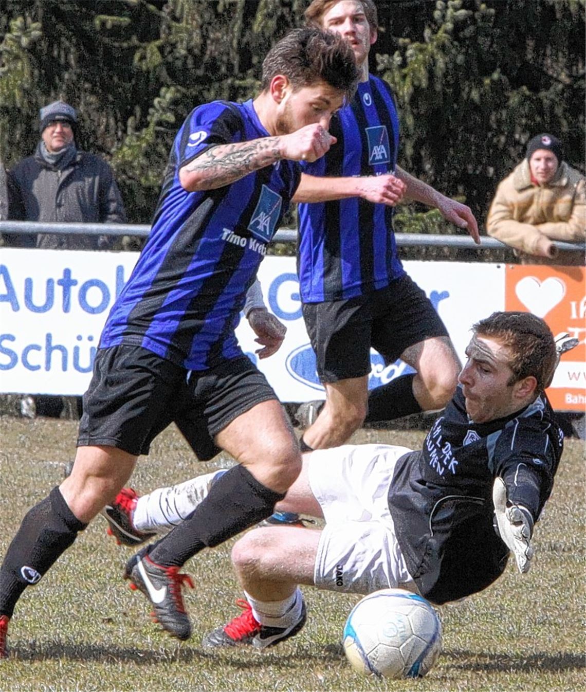 Ersatztorhüter Chris Linkenheil ist auch kein Schlechter und pflückt dem heranstürmenden Fabio Tricarico den Ball vom Fuß. Foto: Eigner