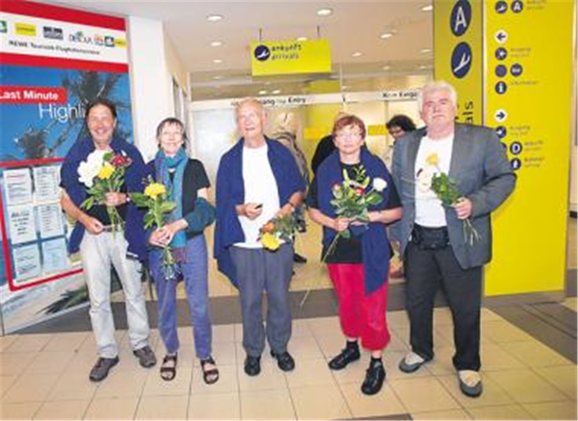 Erschöpft, aber erleichert: Annette Groth (2. v. li.) ist zurück auf deutschem Boden. Gemeinsam mit ihrer Kollegin Inge Höger (2. v. re.) und dem ehemaligen Bundestagsabgeordneten Norman Paech (Mitte) sowie Matthias Jochheim (li.) vom Verband IPPNW  Deutsche Sektion der Internationalen Ärzte für die Verhütung des Atomkrieges/Ärzte in sozialer Verantwortung und Nader el Saqa von der Palästinensischen Gemeinde Deutschland wird die Wahlkreis-Abgeordnete der Linkspartei am Flughafen in Berlin mit Blumen begrüßt. 
Foto: Die Linke im Bundestag