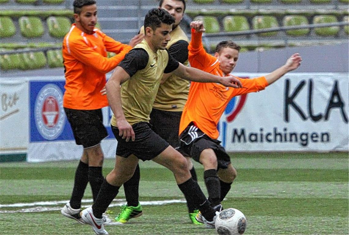 Ersin Yilmaz (goldenes Trikot, am Ball) erzielt beide im Vorturnier der Sindelfinger Hallenfußballgala beide Tore für den Türkischen SV