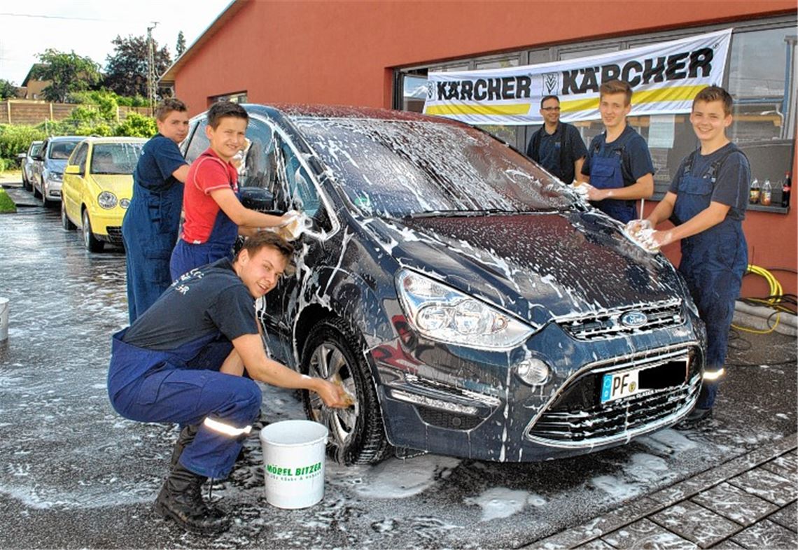 Feuerwehrjugend bringt Autos auf Hochglanz