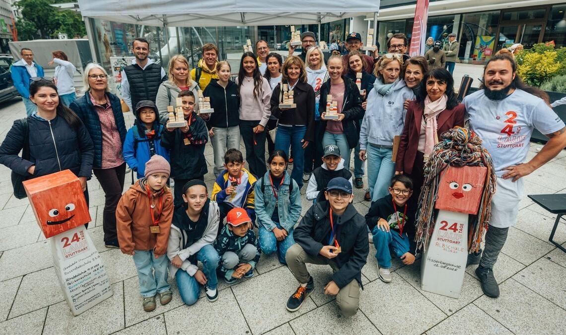 Erst Schwitzen, dann Freuen: Gruppenbild aller Sieger des 24-Tage-Laufs der Stuttgarter Kinderstiftung.
