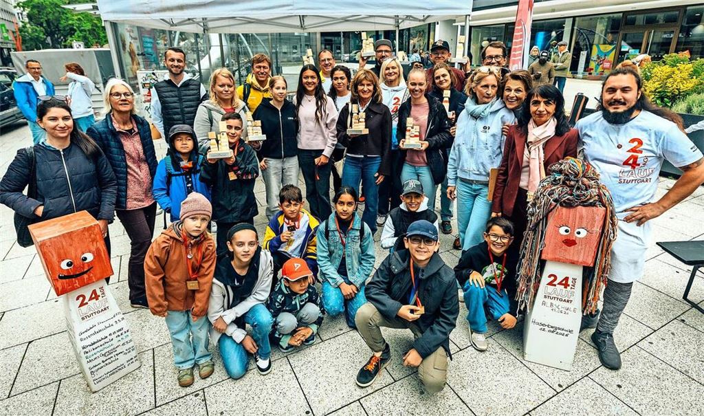 Erst Schwitzen, dann Freuen: Gruppenbild aller Sieger des 24-Tage-Laufs der Stuttgarter Kinderstiftung.