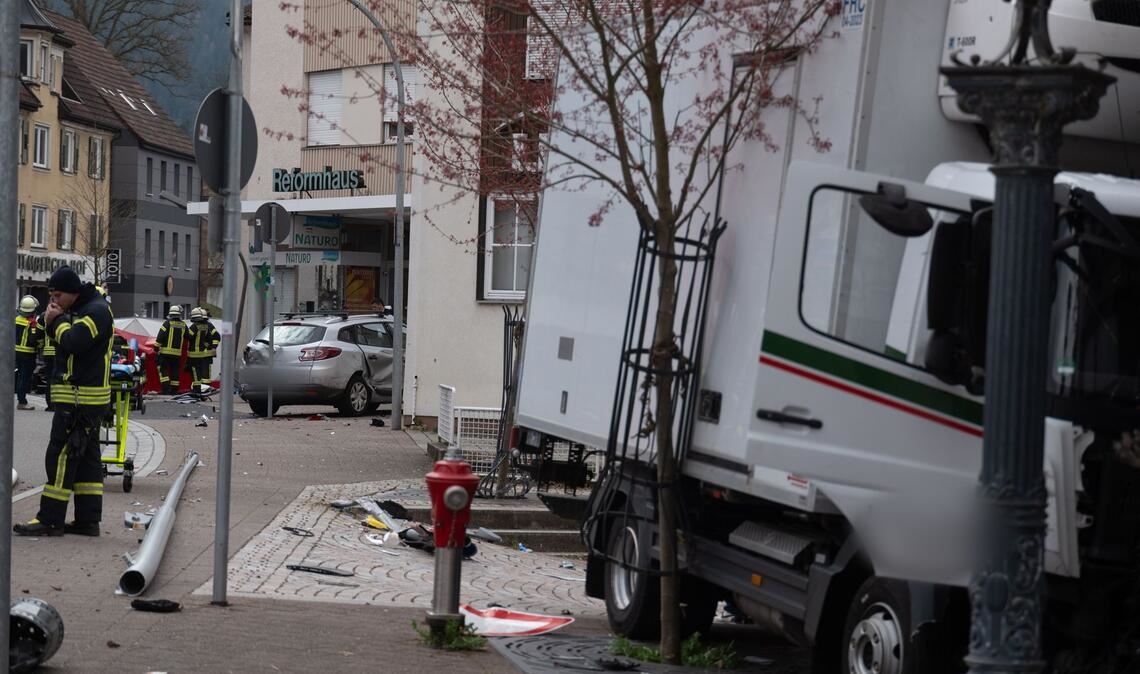 Erst die Hauswand einer Gaststätte bringt den Transporter zum Stehen.