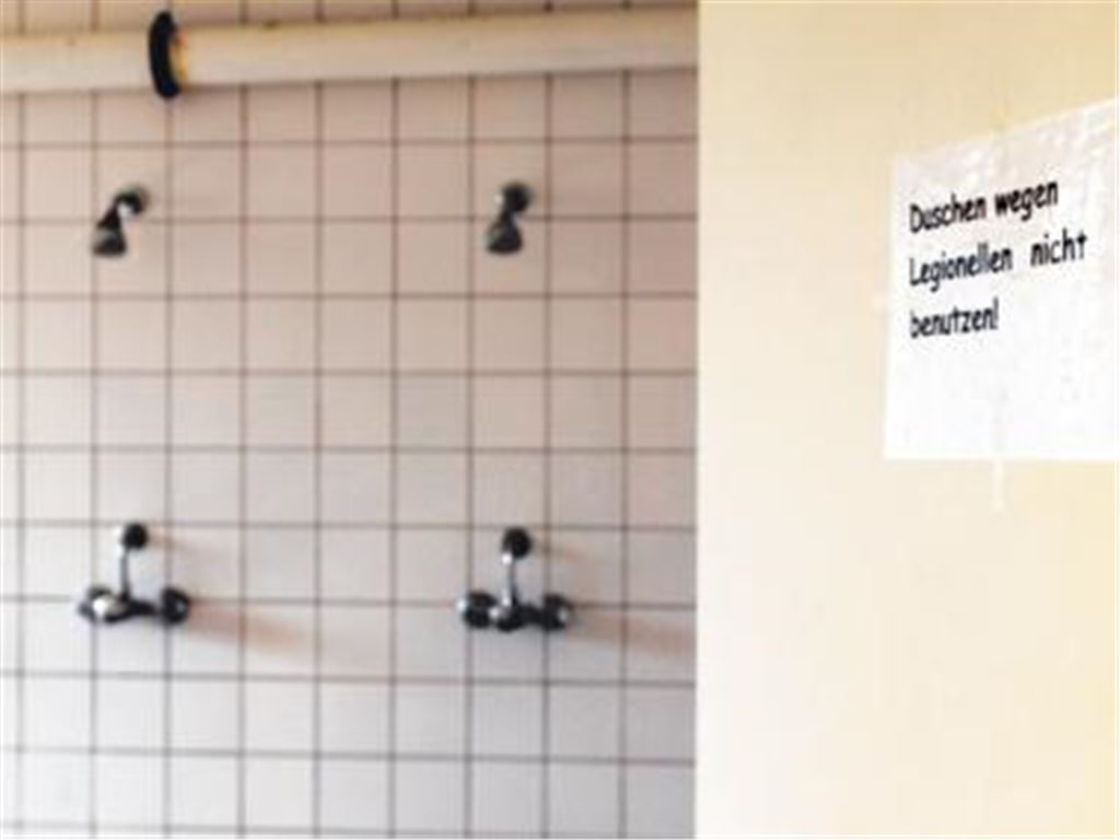 Erst geriet der Hallenboden in die Diskussion, jetzt gibt es einen neuen Gefahrenherd in der Turn- und Festhalle in Lienzingen: Bei einer Stichprobenkontrolle des Gesundheitsamts wurde in den Duschen eine erhöhte Belastung des Wassers mit Legionellen festgestellt. Die Sanitärräume sind seither gesperrt, das Sportfest des Fußballvereins am kommenden Wochenende muss ausfallen. Foto: Appich
