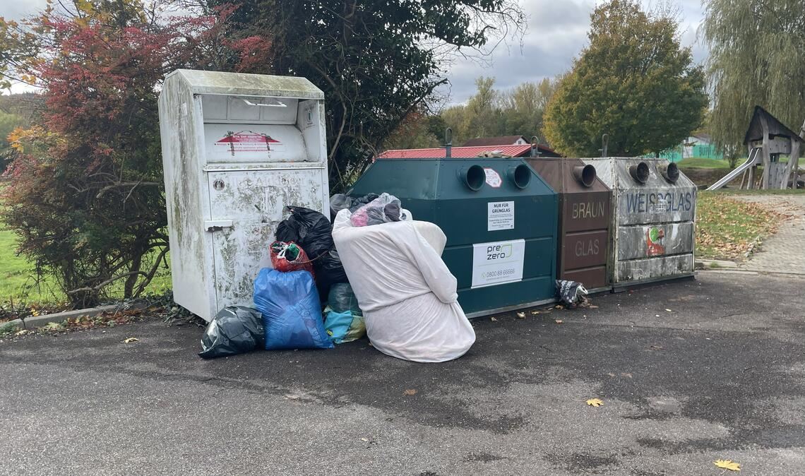 Erst gesäubert und schon wieder vermüllt: der Standort der Altkleider- und Glascontainer bei der Halle in Enzberg. Foto: privat