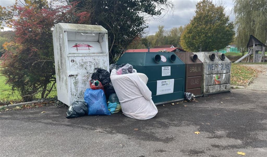 Erst gesäubert und schon wieder vermüllt: der Standort der Altkleider- und Glascontainer bei der Halle in Enzberg. Foto: privat