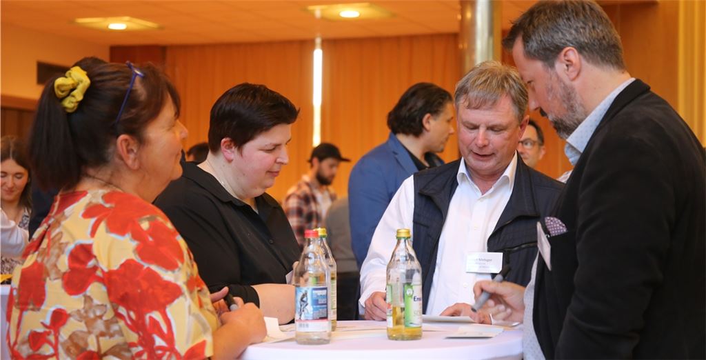 Erst in Kleingruppen, dann im Plenum: Bei einer Veranstaltung im Uhlandbau werden Ideen für die Zukunftsfähigkeit der Mühlacker Innenstadt gesammelt.Foto: Deeg