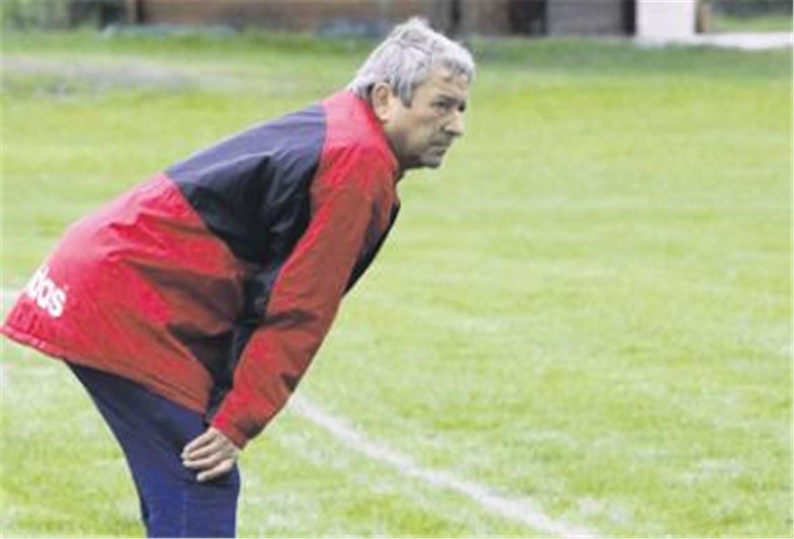 Erst müssen die Schäfchen ins Trockene, bevor Helmut Frey sich traut, beim TSV Ötisheim neue Abwehr-Formationen einzustudieren. Foto: Eigner