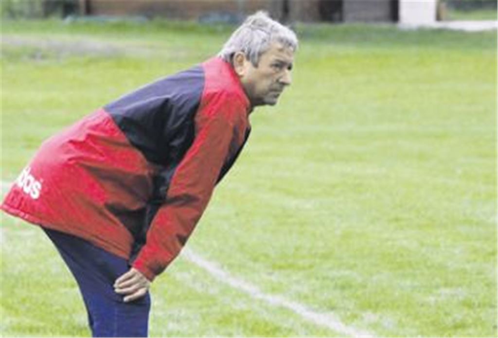 Erst müssen die Schäfchen ins Trockene, bevor Helmut Frey sich traut, beim TSV Ötisheim neue Abwehr-Formationen einzustudieren. Foto: Eigner