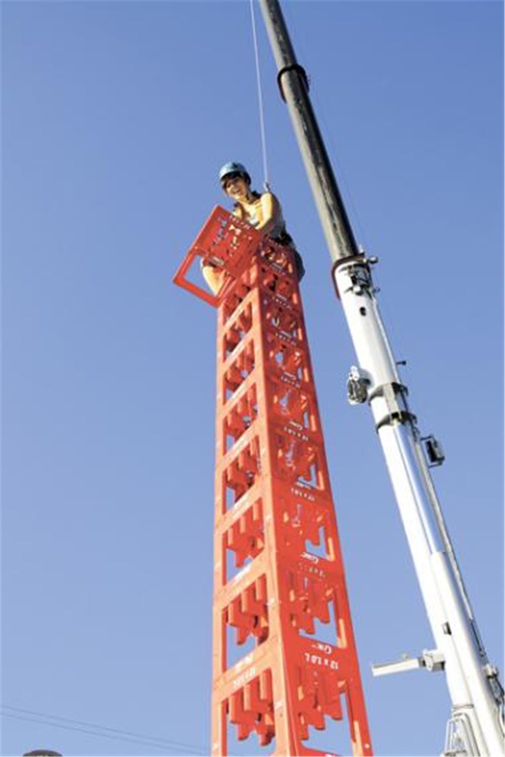 Erst nach 13 Kisten gerät der Turm von Tanja Scheytt dramatisch ins Wackeln. Foto: Goertz