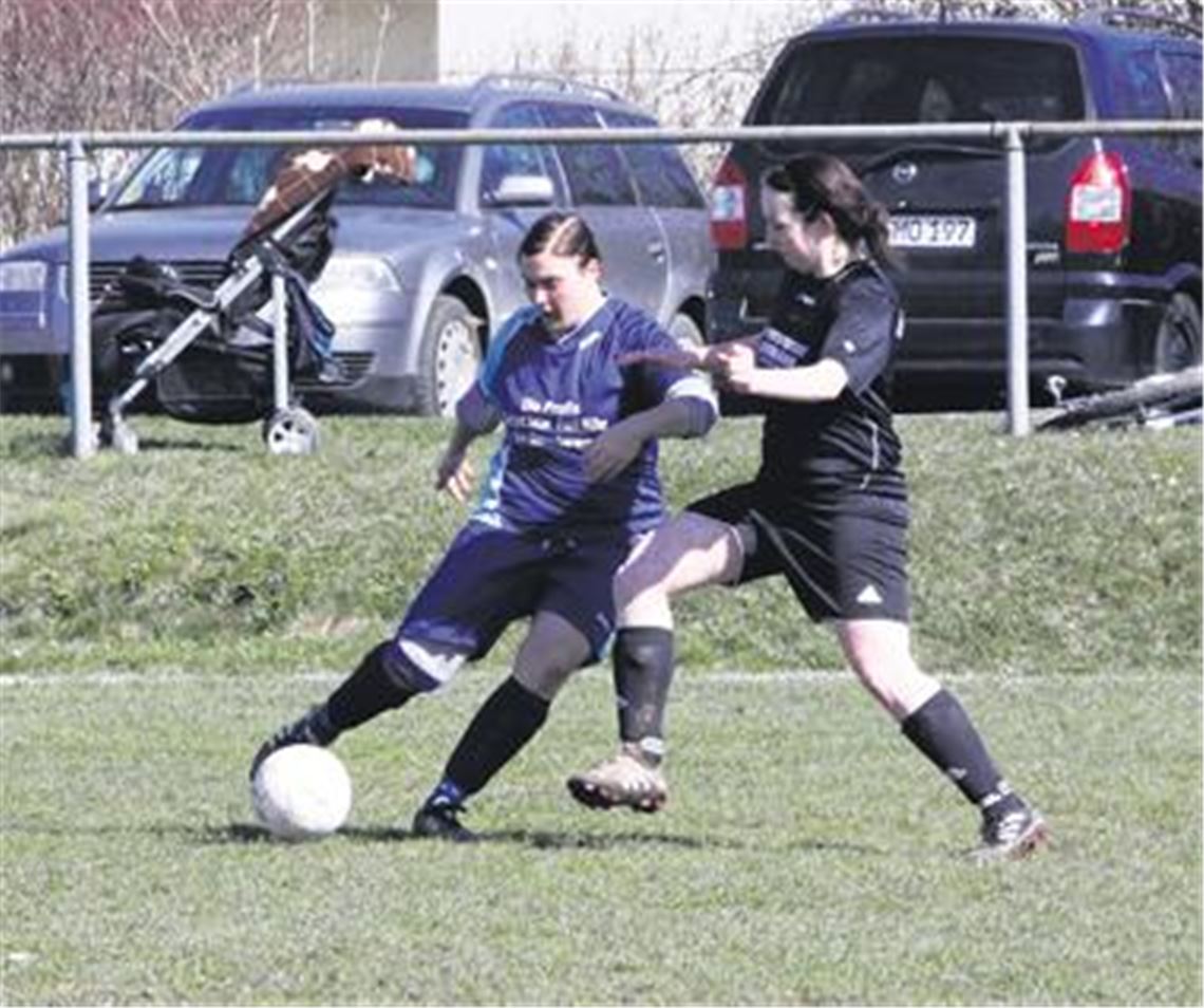 Erst nach mehr als einer Viertelstunde legt Großglattbach (in Schwarz) seine Zurückhaltung ab und geht beherzt zum Ball.
Foto: Eigner