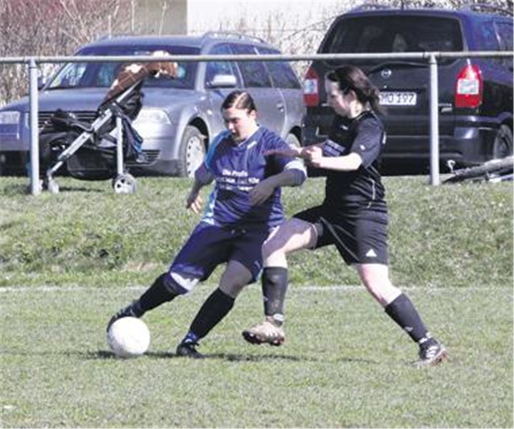 Erst nach mehr als einer Viertelstunde legt Großglattbach (in Schwarz) seine Zurückhaltung ab und geht beherzt zum Ball.
Foto: Eigner