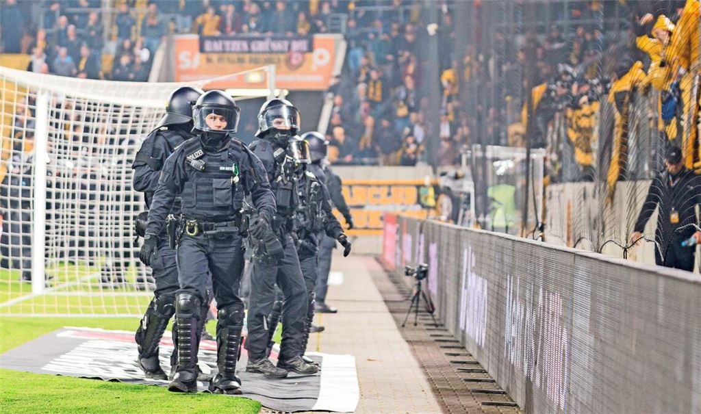 Erst vergangenes Wochenende hatte es bei einem Spiel von Dynamo Dresden Ausschreitungen gegeben – die Polizei musste eingreifen.