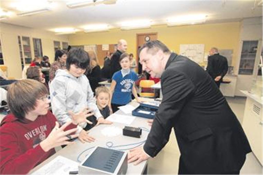 Erst wenige Wochen her und doch ein Bild aus der Vergangenheit: Mitte Januar besucht Ministerpräsident Stefan Mappus in Begleitung der Kultusministerin Marion Schick seine ehemalige Schule, das Theodor-Heuss-Gymnasium in Mühlacker. Die CDU hielt eisern am dreigliedrigen Bildungssystem fest, während die neue grün-rote Regierung ganz andere Pläne hat.
Archivfoto: Tilo Keller