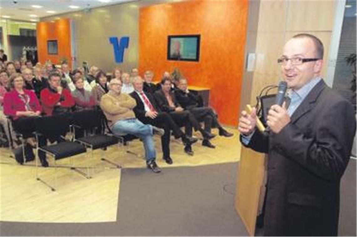 Erst zuhören, dann beraten, vermitteln und betreuen: Der Mühlacker Citymanager Thomas Müller stellt sich und seine Aufgaben Gewerbetreibenden aus der Stadt näher vor. Foto: Fotomoment