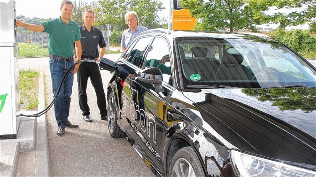 Erstbetankung des neuen Audi A3 g-tron Frederik Trockel (Stadtwerke), Michael Geppert (Dobler) und Jürgen Meeh (Stadtwerke). Foto: Kollros