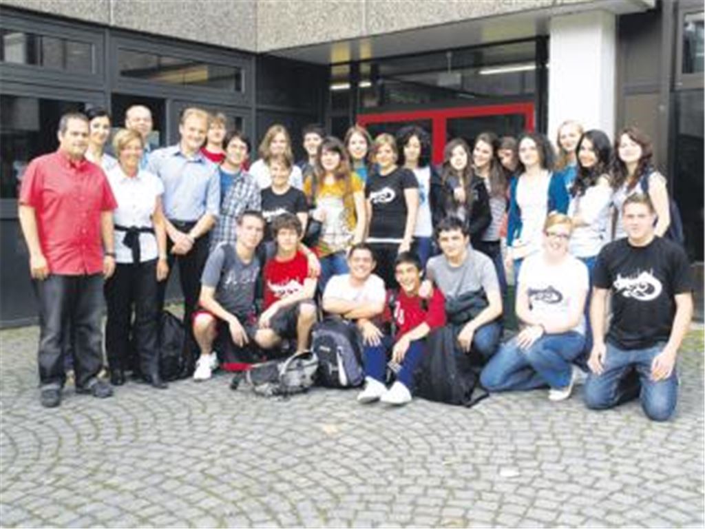 Erste Eindrücke vom (Schüler-)Leben in Mühlacker: Henrik Sölter (5. v. li.) und sein Kollege Eyüb Gökalp (li.) sind mit zwölf ihrer Schüler zu Gast in Mühlacker. Begrüßt werden sie am Theodor-Heuss-Gymnasium von Schulleiter Thomas Mühlbayer (4. v. li.), Ilse Hupp (3. v. li.) und Zübeyda Söhner, die zuvor mit einer Schülergruppe Istanbul besuchten.
Foto: Appich