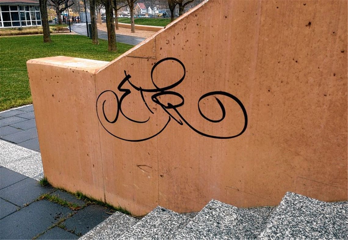 Erste Fälle von Vandalismus auf dem Gartenschaugelände: ein Graffito an der neuen Treppe. Foto: Deeg