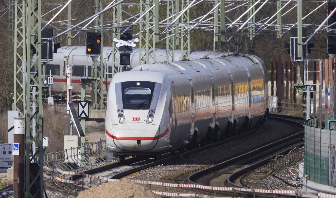 Erste Fahrplanänderungen, Sperrungen und Zugausfälle gibt es bereits seit vergangenen Samstag (Symbolbild).