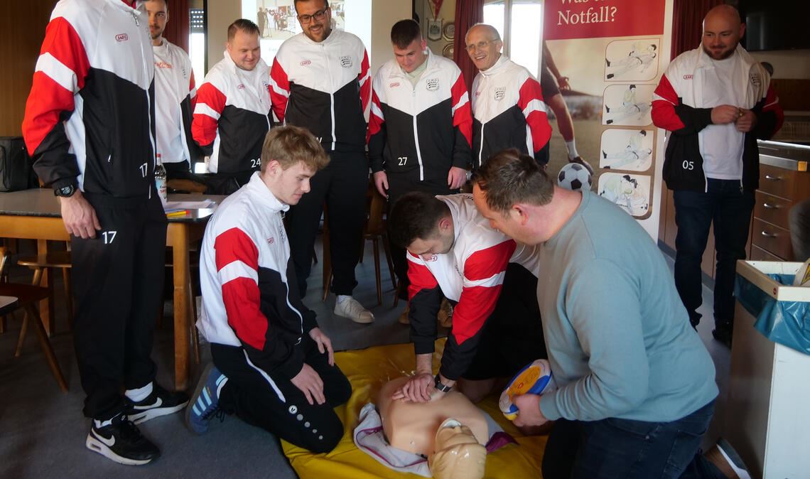 Erste Hilfe im Notfall ist auch im Sport wichtig. Die Fußballer des TSV Großglattbach haben deshalb am Montagabend einen Lebensretter-Workshop in ihrem Vereinsheim absolviert.
