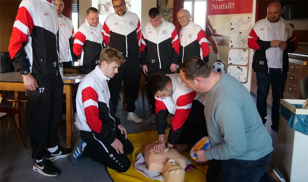 Erste Hilfe im Notfall ist auch im Sport wichtig. Die Fußballer des TSV Großglattbach haben deshalb am Montagabend einen Lebensretter-Workshop in ihrem Vereinsheim absolviert.