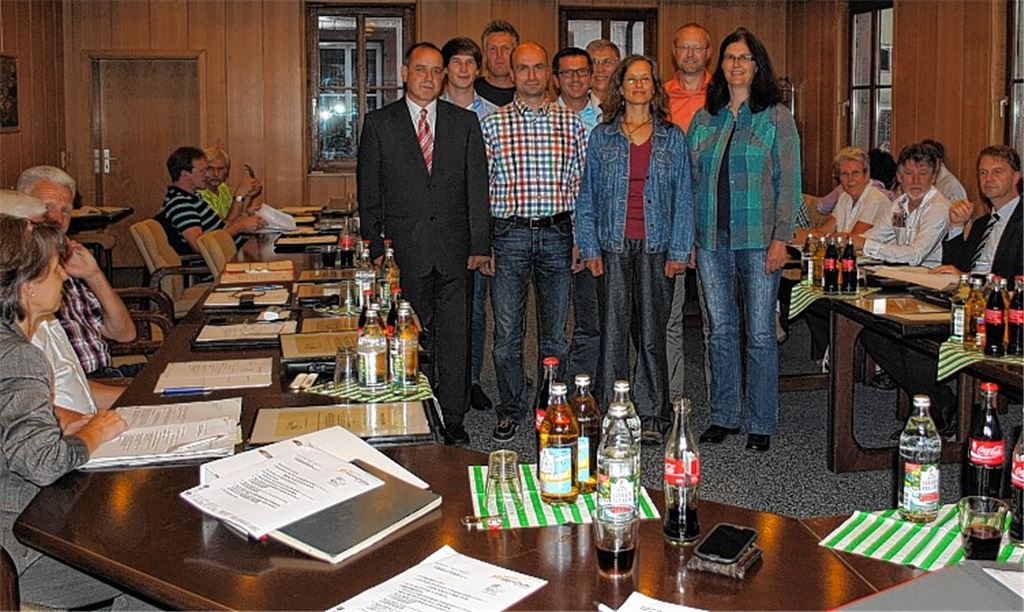 Erste Sitzung: Für die neugewählten Gemeinderäte (stehend) geht die Ratsarbeit los, für die anderen Räte geht sie weiter.