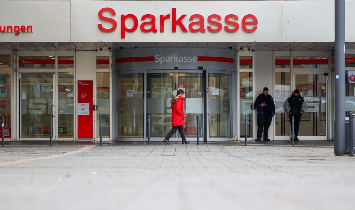 Erste Sparkassenkunden in Gelsenkirchen bekommen Dokumente aus ihren aufgebrochenen Schließfächern zurück. (Archivbild)