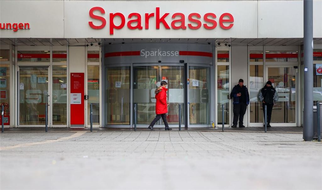 Erste Sparkassenkunden in Gelsenkirchen bekommen Dokumente aus ihren aufgebrochenen Schließfächern zurück. (Archivbild)