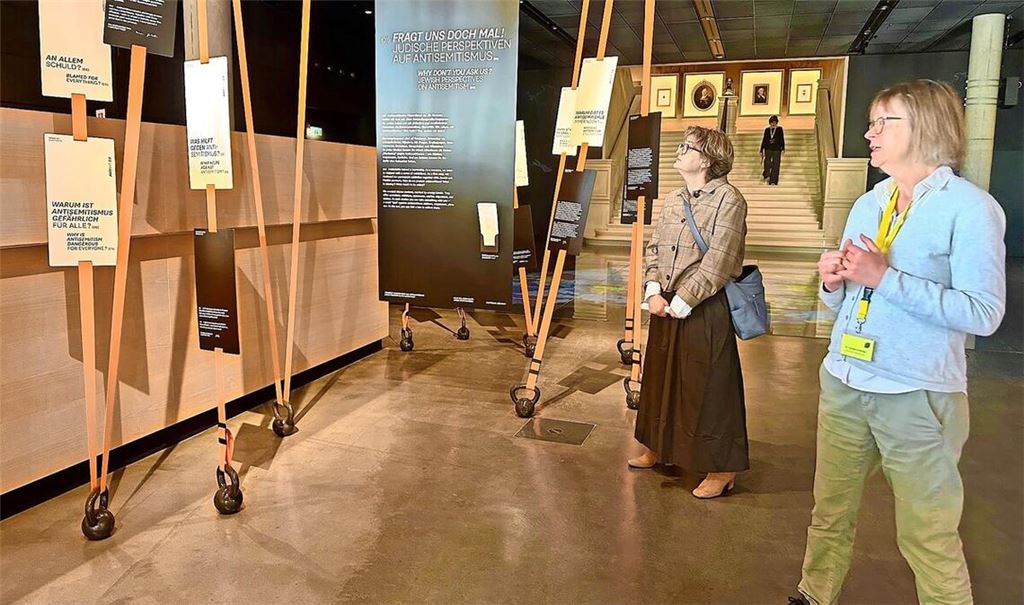 Erste Station der „Intervention“ zum Thema Antisemitismus im Haus der Geschichte mit Direktorin Cornelia Hecht-Zeiler (links) und Vermittlungsleiterin Caroline Grischke.