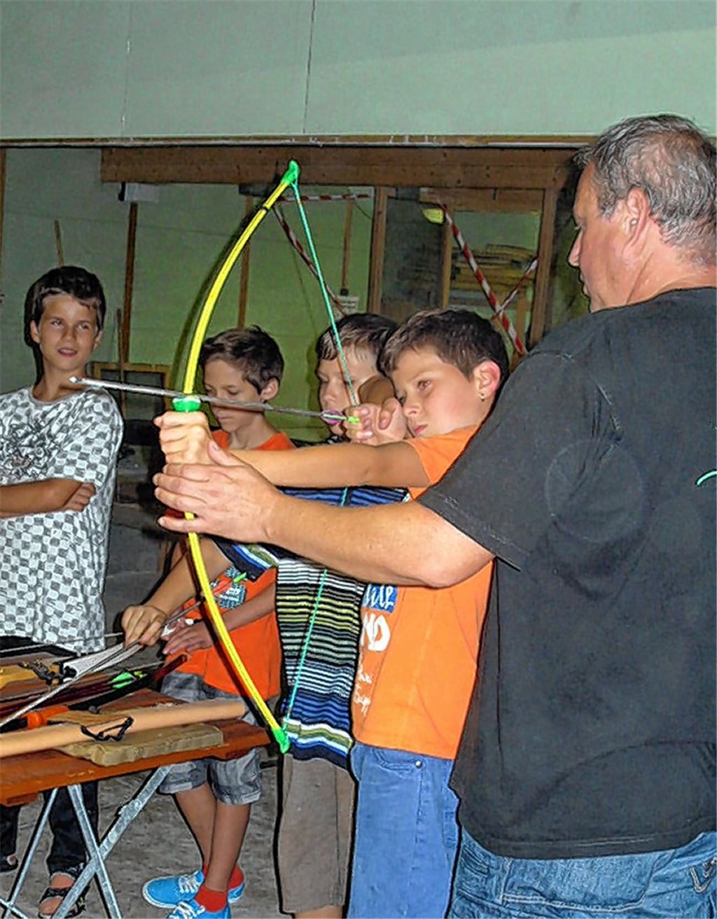 Erste Versuche mit dem Bogen. Foto: p