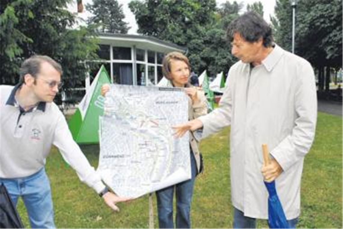 Erste konkrete Ideen: Planer Johann Senner  hier im Juli mit Annette Kusche von der Stadtverwaltung  hat den Rahmen abgesteckt. Foto: Stahlfeld