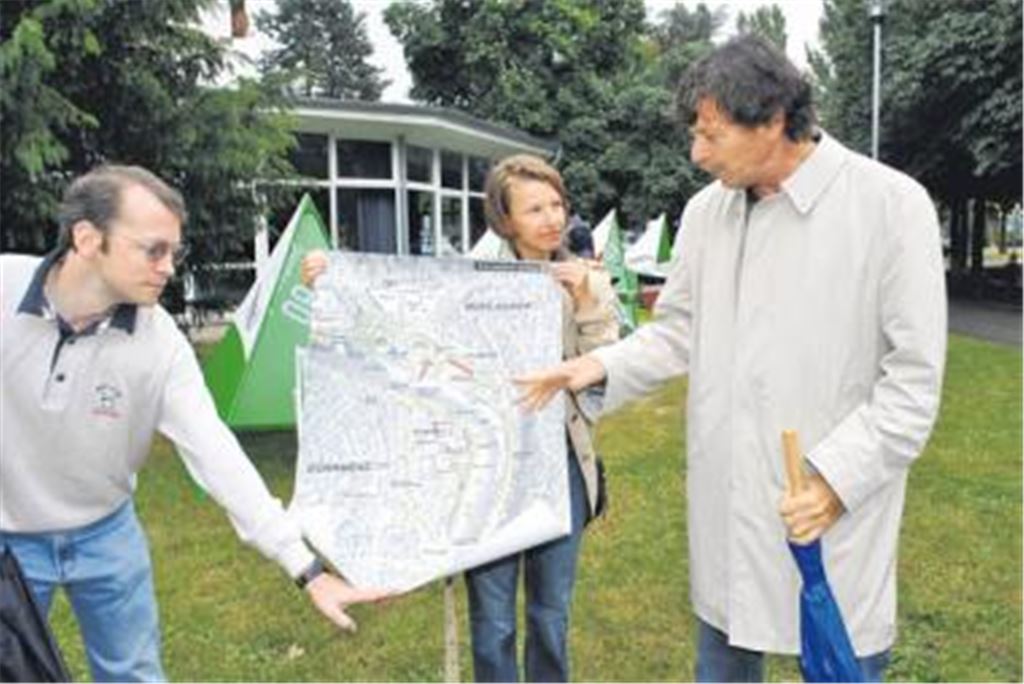Erste konkrete Ideen: Planer Johann Senner  hier im Juli mit Annette Kusche von der Stadtverwaltung  hat den Rahmen abgesteckt. Foto: Stahlfeld