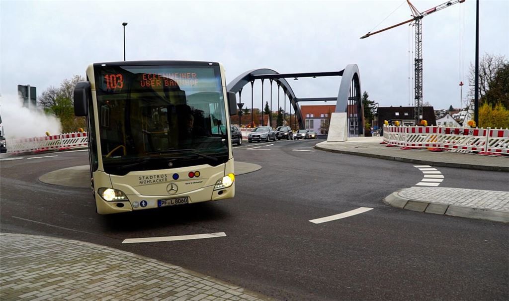 Erster Eindruck: Auch Busse und Lkw meistern die Kreisverkehre. Fotos: Recken