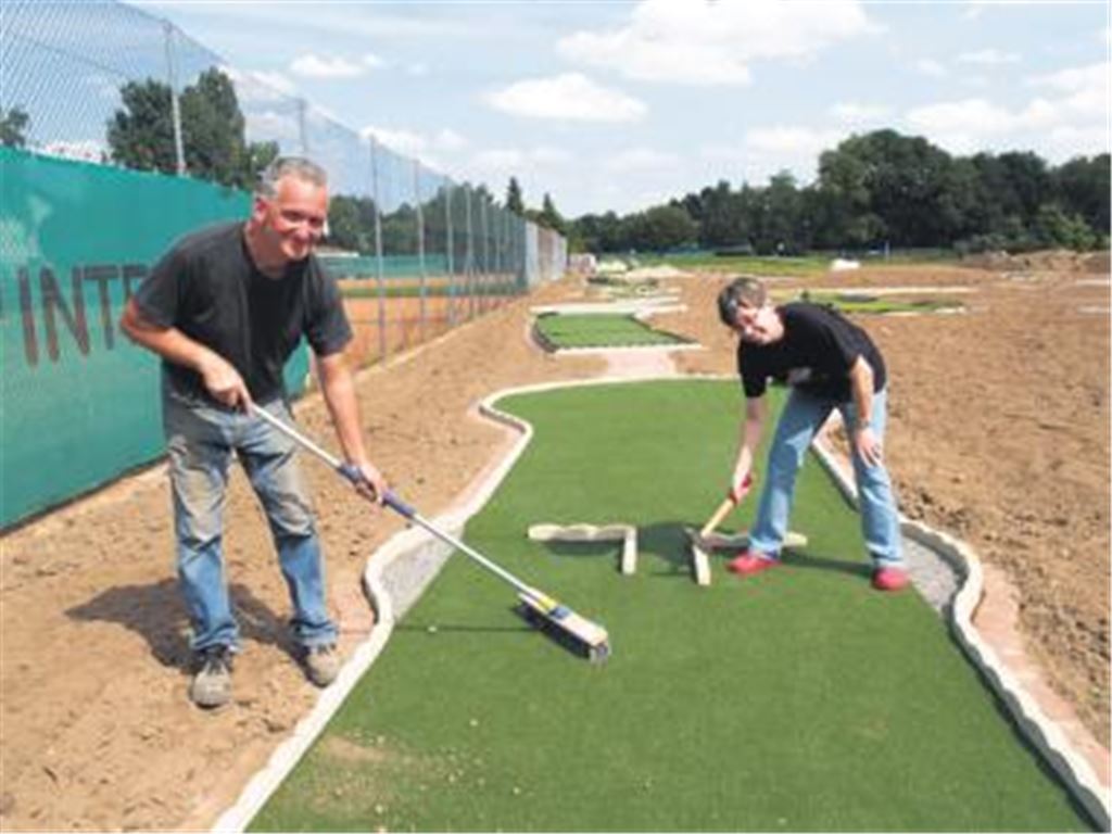 Erster Eindruck der neuen Anlage: Manfred und Ulrike Fuchs an einer der Kunststoffrasen-Bahnen. Foto: Sadler