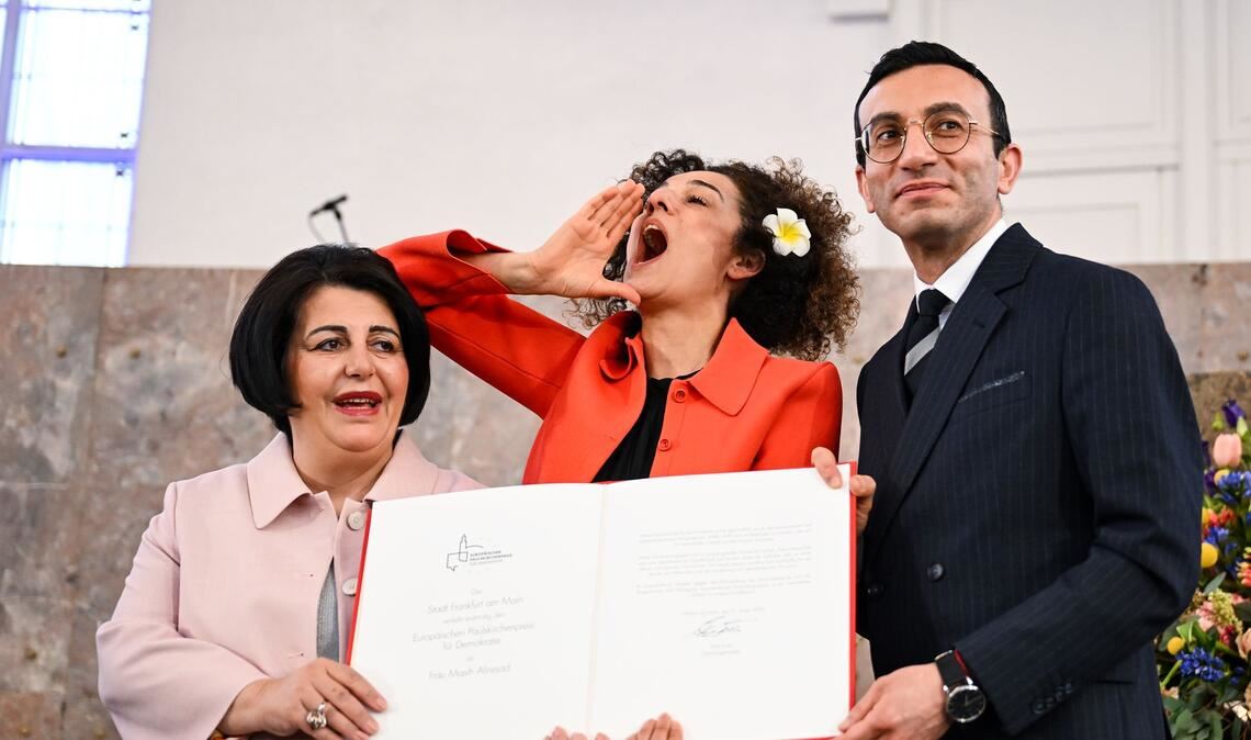 Erster Europäischer Paulskirchenpreis für Demokratie an iranische Journalistin verliehen
