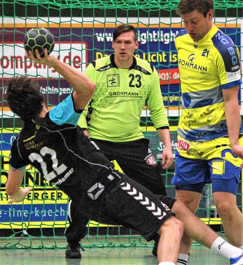 Erster Kurzeinsatz für Dalibor Mandic (Mitte) nach langer Verletzungszeit. Doch der bedauernswerte Torhüter von Blau-Gelb bekommt keinen Ball zu fassen und macht nach zehn Minuten entnervt wieder Platz für Maher Shakshir.