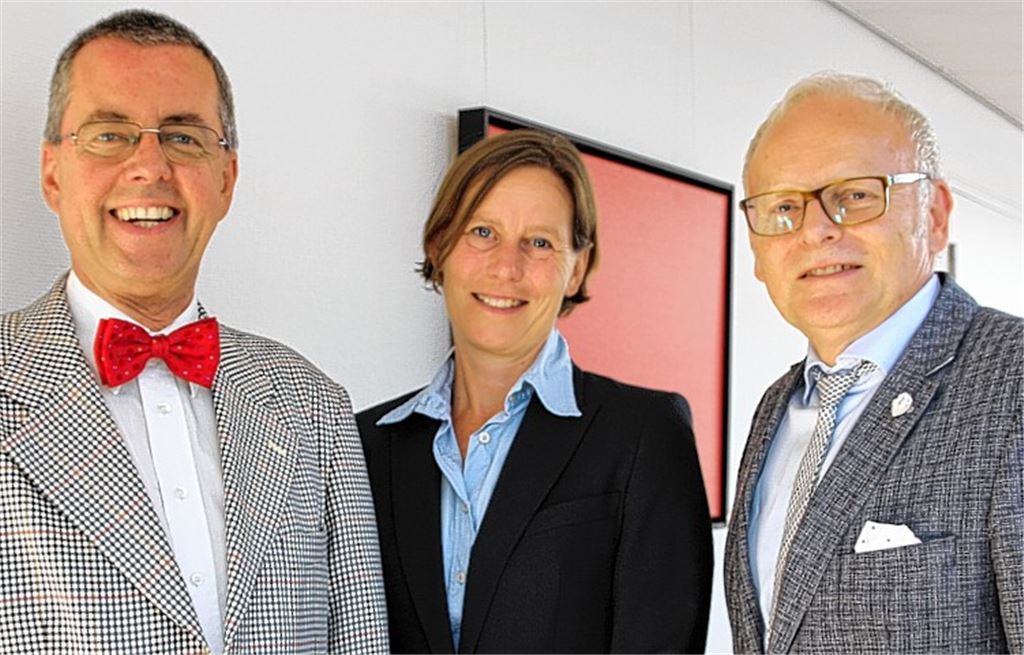 Erster Landesbeamter Wolfgang Herz, die Leiterin des Gesundheitsamtes, Dr. Brigitte Joggerst, und Landrat Karl Röckinger.