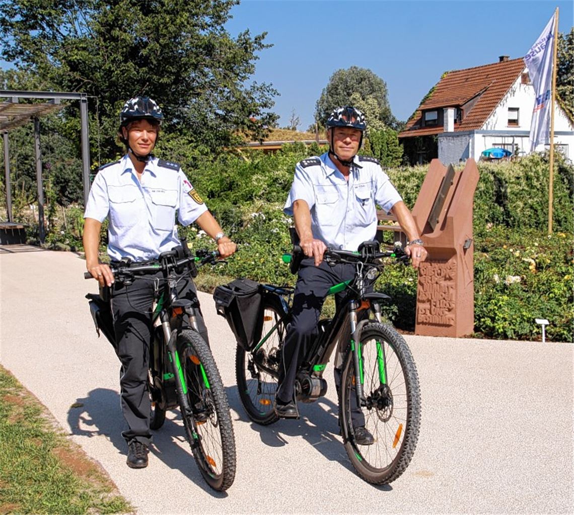 Erster Polizeihauptkommissar Frank Krebs und Polizeiobermeisterin Nadja Jäger sind mit Pedelecs – Fahrrädern mit Elektromotor – auf Streife im Gartenschauareal. Foto: Sadler