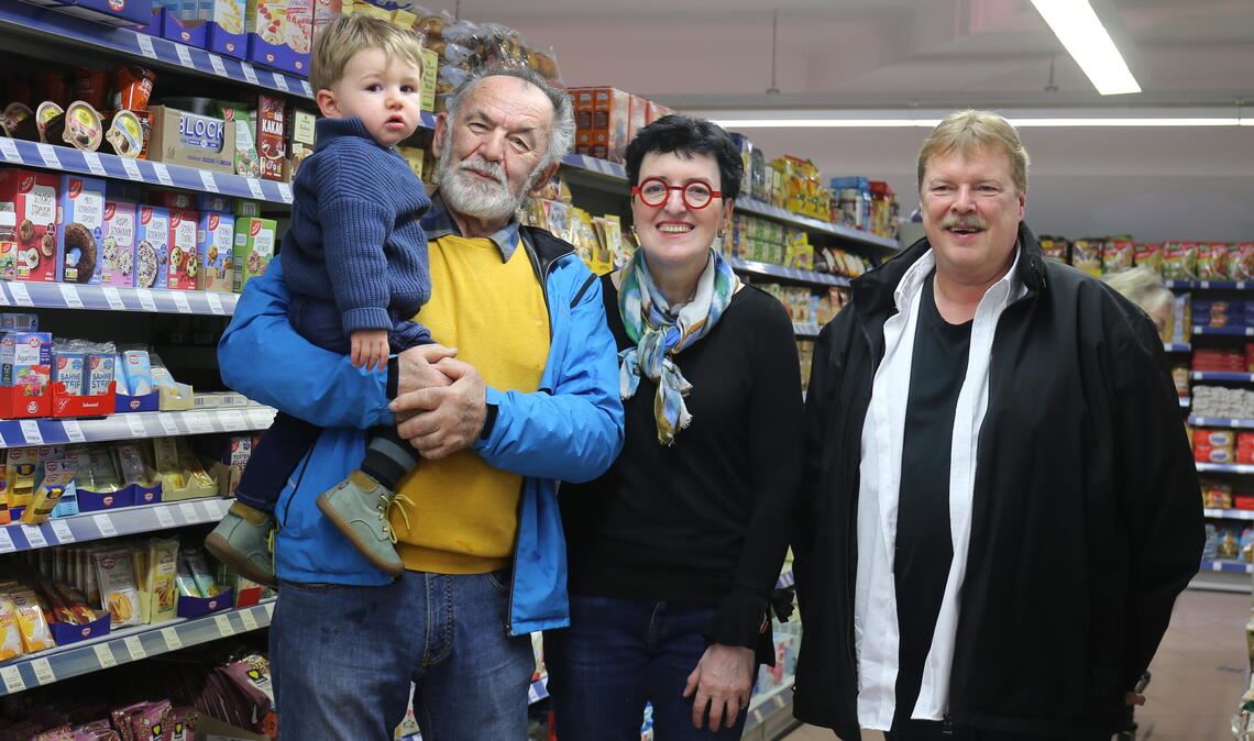 Erster Tag im neuen Laden: Martin Schelske (re.), Berthold und Beate Schwager sowie Enkel Valentin begrüßen zahlreiche Kundinnen und Kunden persönlich. Außerdem gilt es, das Sortiment und die Nachfrage im Auge zu behalten. Foto: Deeg