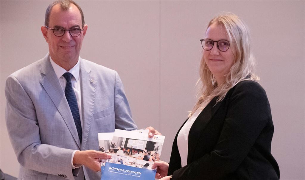 Erster Tagesordnungspunkt in der Gemeinderatssitzung am Dienstagabend: offizielle Übergabe des 23 Seiten umfassenden Bürgergutachtens zur „Neuen Mitte“ durch Johanna Gommel an Oberbürgermeister Frank Schneider. Fotos: Fotomoment