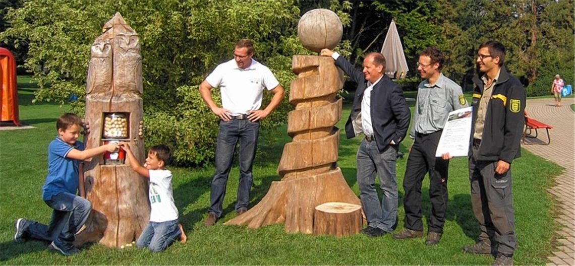 Erster Test: Die hölzerne Murmelbahn im Freibad liefert einen ersten Vorgeschmack auf die große Bahn bei der Gartenschau im nächsten Jahr. 