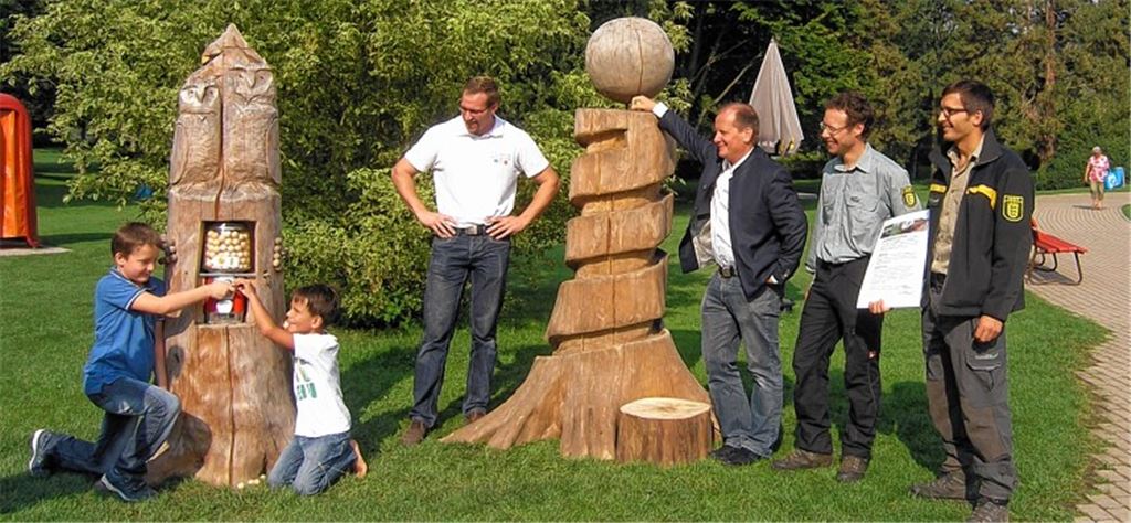 Erster Test: Die hölzerne Murmelbahn im Freibad liefert einen ersten Vorgeschmack auf die große Bahn bei der Gartenschau im nächsten Jahr. 