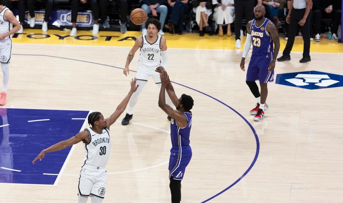 Erster Vater-Sohn-Assist der NBA-Geschichte: LeBron James sieht den Dreier von Bronny James aus nächster Nähe.