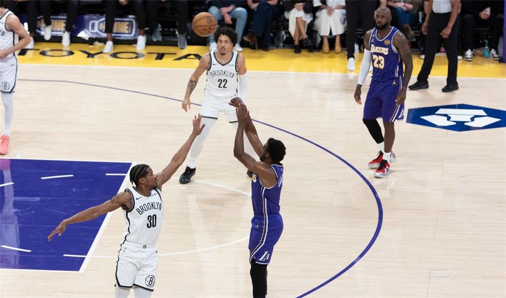 Erster Vater-Sohn-Assist der NBA-Geschichte: LeBron James sieht den Dreier von Bronny James aus nächster Nähe.