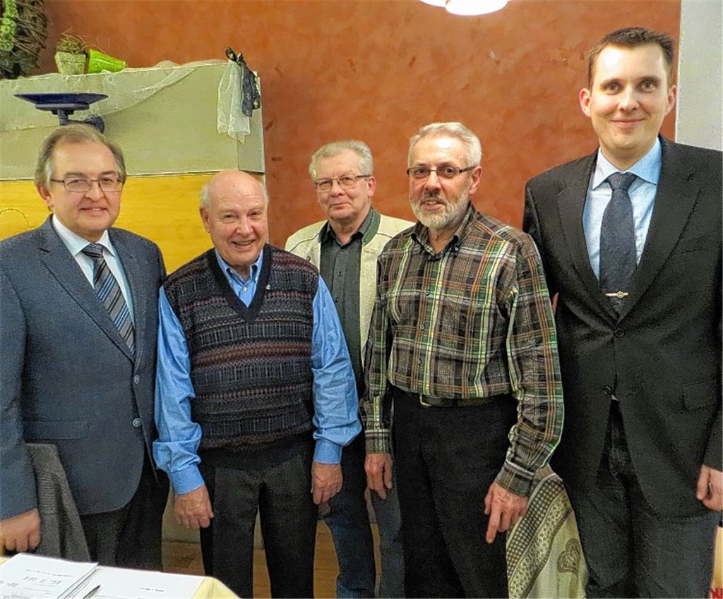 Erster Vorsitzender Ernst Metzler mit den Geehrten Heinz Hollstein, Werner Tischhauser und Holger Reeb (Mitte) sowie dem zweiten Vorsitzenden Stefan Mast. Foto: privat