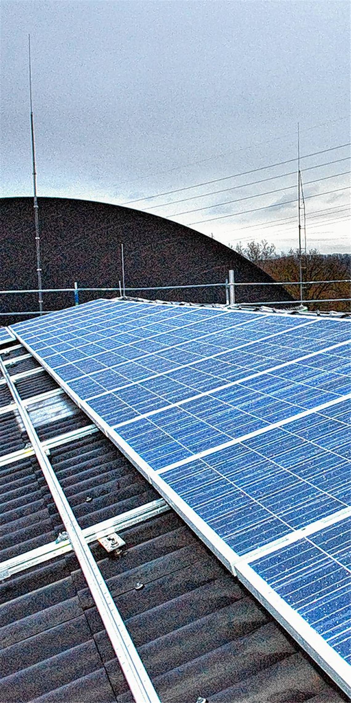 Erstes Projekt: die Solaranlage auf dem Dach der Biogasanlage in den Waldäckern.Archivfoto: ert