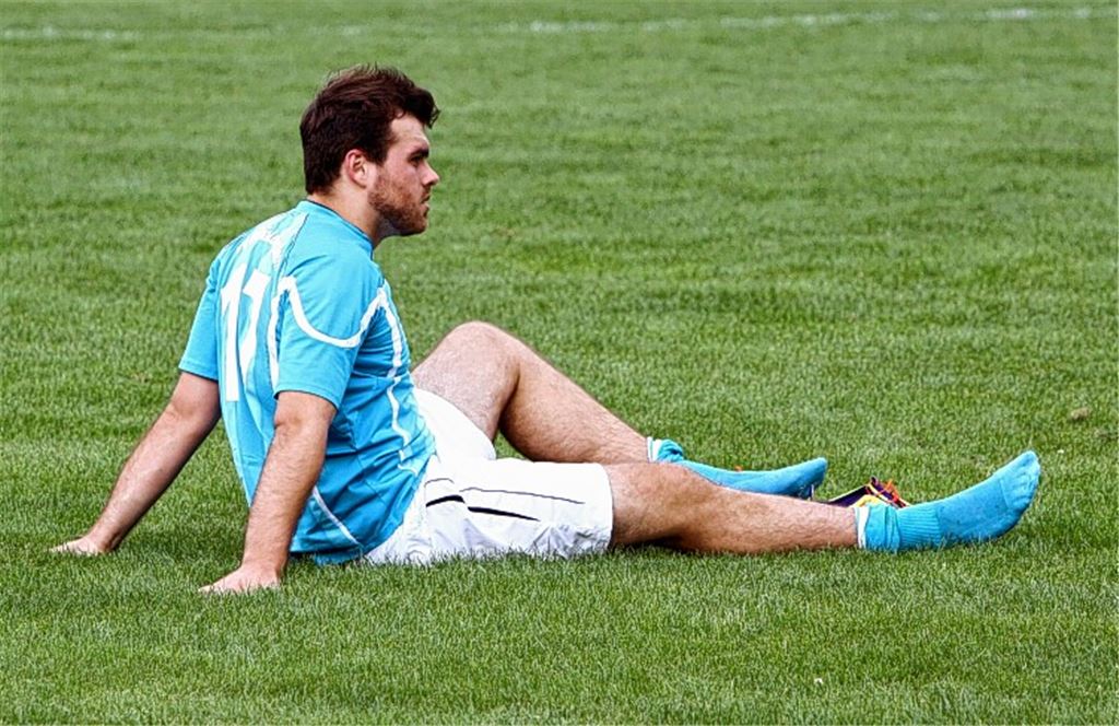 Erstes Spiel, erste Pleite: Arne Körner von Phönix Lomersheim harrt nach der unglücklichen Niederlage gegen den SV Hellas 94 Bietigheim einige Minuten enttäuscht auf dem Spielfeld aus. 