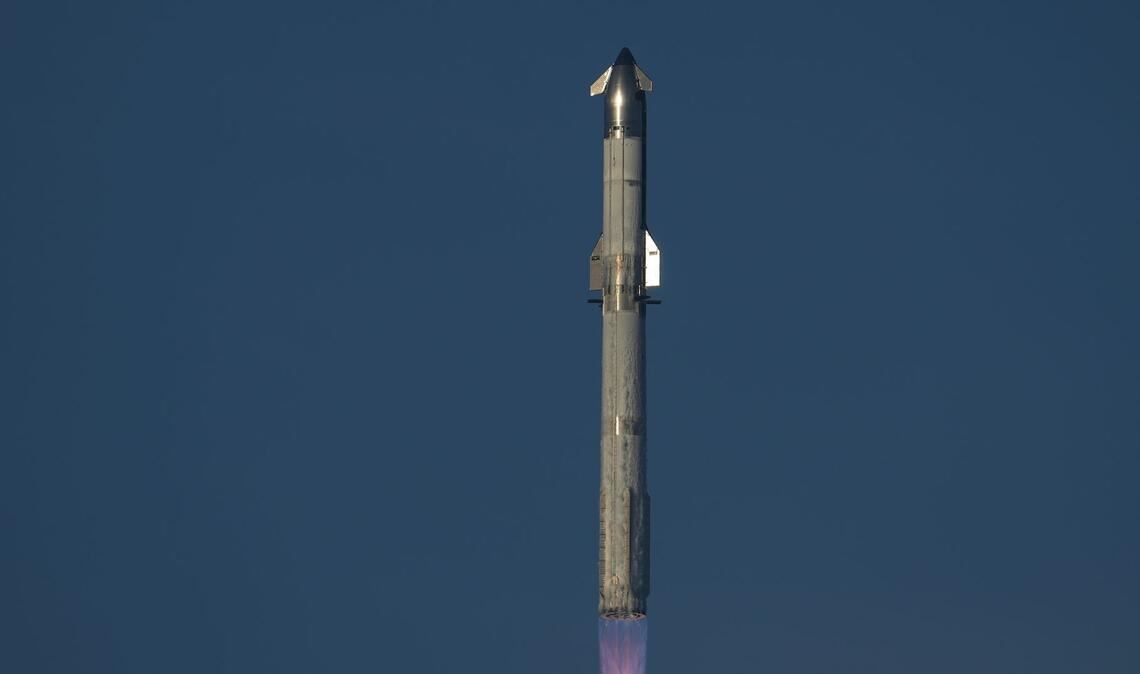 Riesen-Rakete Starship absolviert zehnten Testflug Erstmals gelang es bei diesem Test auch, das Aussetzen von Satelliten zu simulieren.