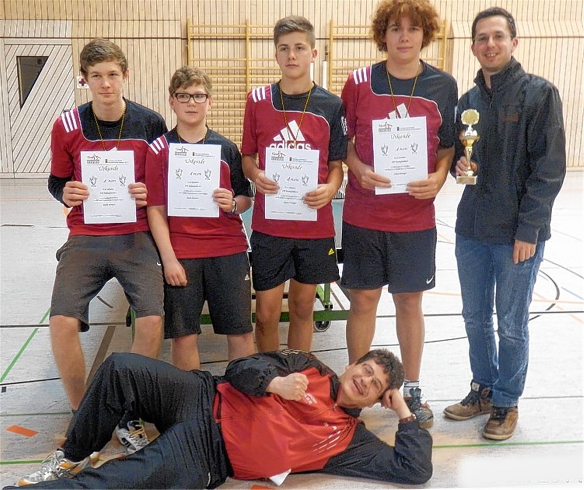 Erstmals gewinnt eine Großglattbacher Jugendmannschaft den Tischtennis-Bezirkspokal: Das erfolgreiche U18-Team mit seinen Trainern Michael Grimmeisen (re.) und Volker Langenstein. Foto: privat